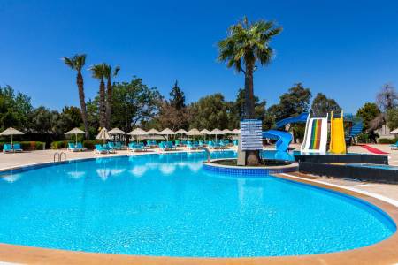 THE HOLIDAY RESORT HOTEL Pools & Beach
